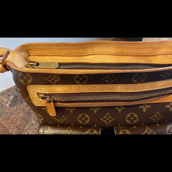 AUTHENTIC Louis Vuitton Hudson GM - Picture 10 of 13